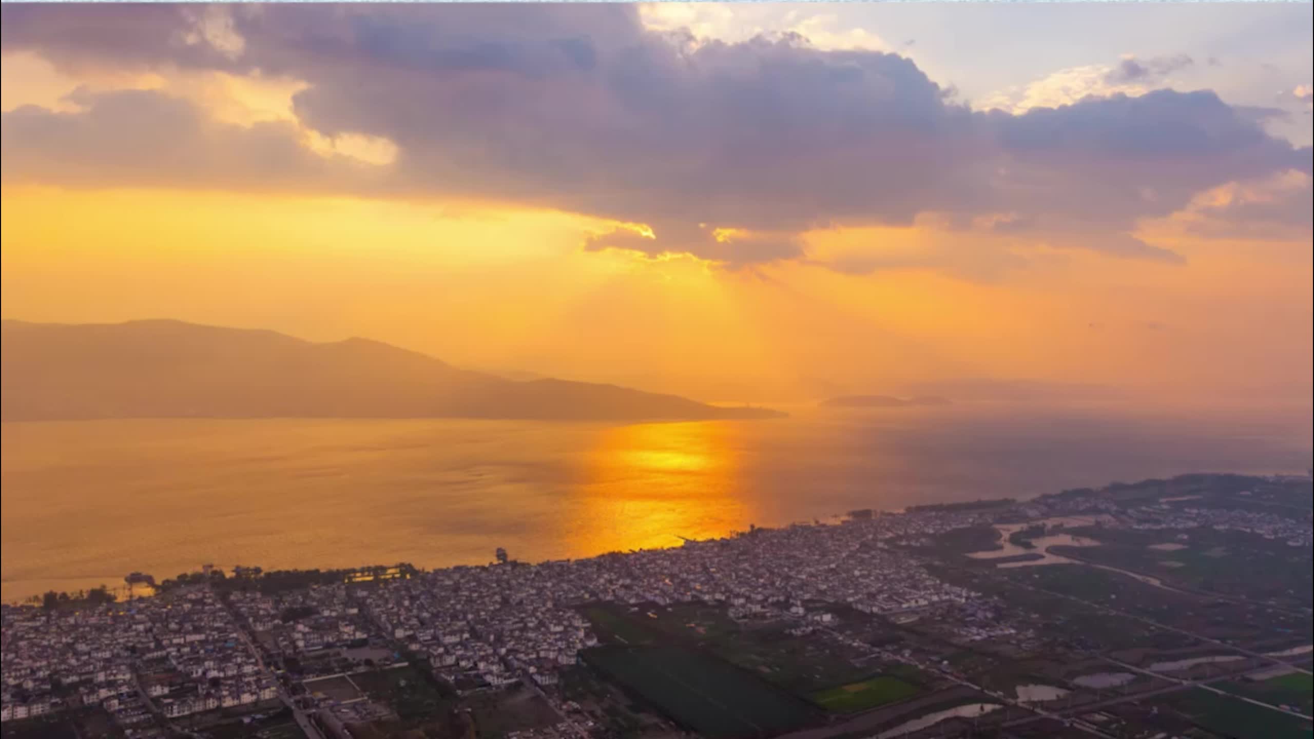 金龙高端新能源客车批量交付云南大理 打造绿色智慧出行新体验